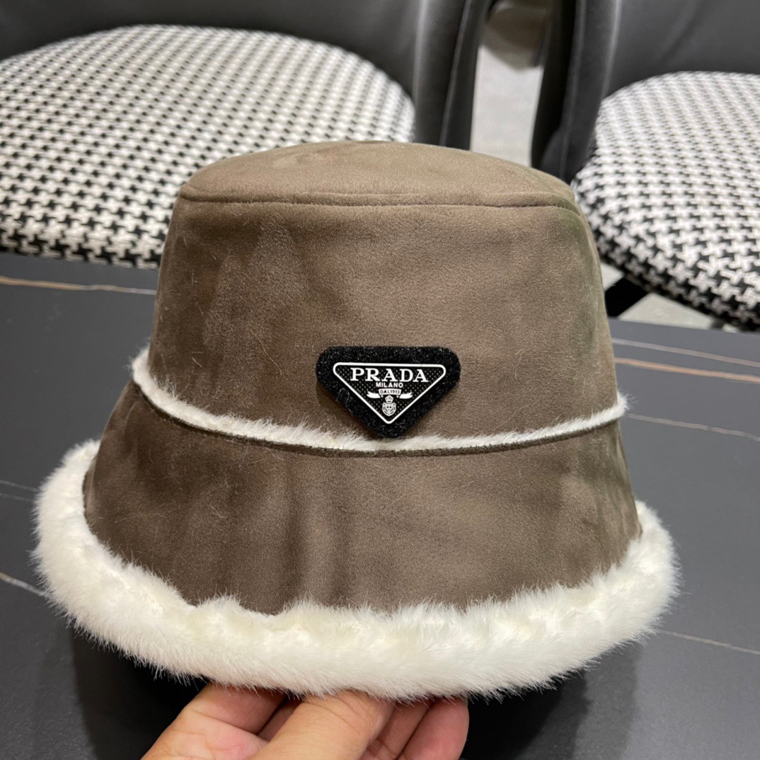 PRADA普拉达毛绒渔夫帽女2024新款冬加绒保暖帽素颜百搭盆帽显脸小护耳帽子