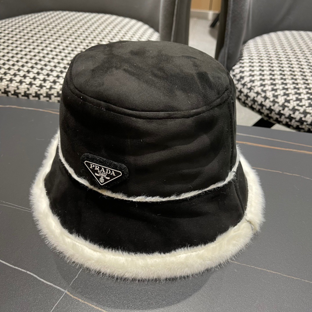 PRADA普拉达毛绒渔夫帽女2024新款冬加绒保暖帽素颜百搭盆帽显脸小护耳帽子