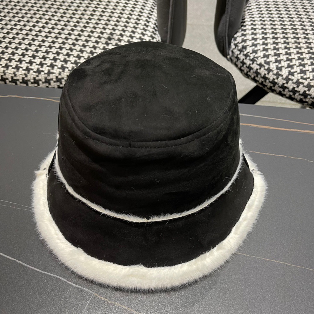 PRADA普拉达毛绒渔夫帽女2024新款冬加绒保暖帽素颜百搭盆帽显脸小护耳帽子