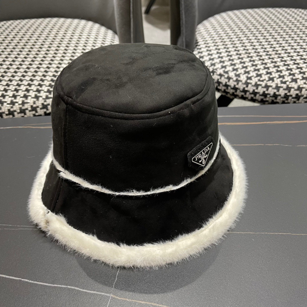 PRADA普拉达毛绒渔夫帽女2024新款冬加绒保暖帽素颜百搭盆帽显脸小护耳帽子
