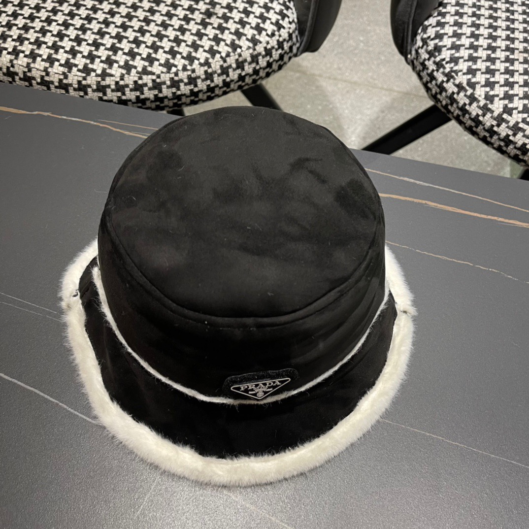 PRADA普拉达毛绒渔夫帽女2024新款冬加绒保暖帽素颜百搭盆帽显脸小护耳帽子