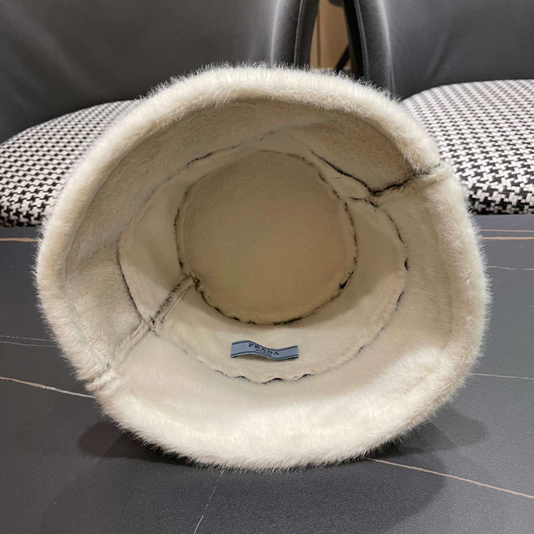 PRADA普拉达毛绒渔夫帽女2024新款冬加绒保暖帽素颜百搭盆帽显脸小护耳帽子