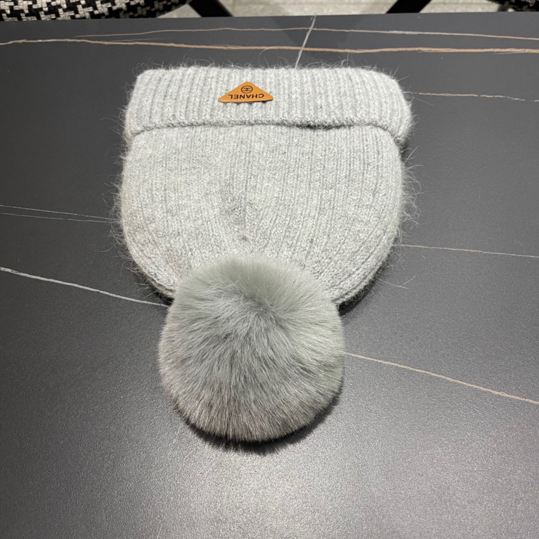  CHANEL香奈儿】新款小香风毛球针织毛线帽，大牌系列