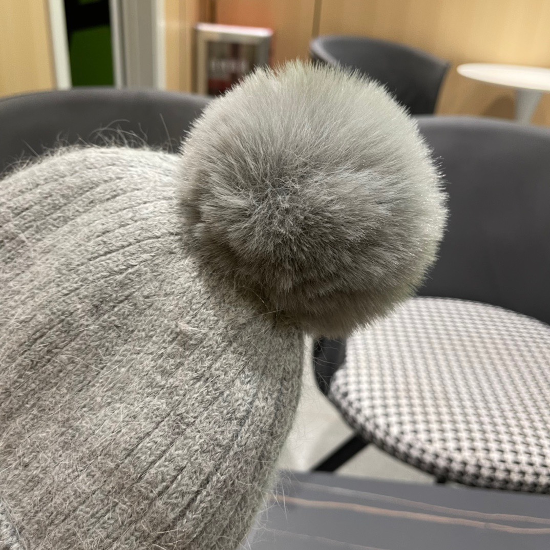  CHANEL香奈儿】新款小香风毛球针织毛线帽，大牌系列