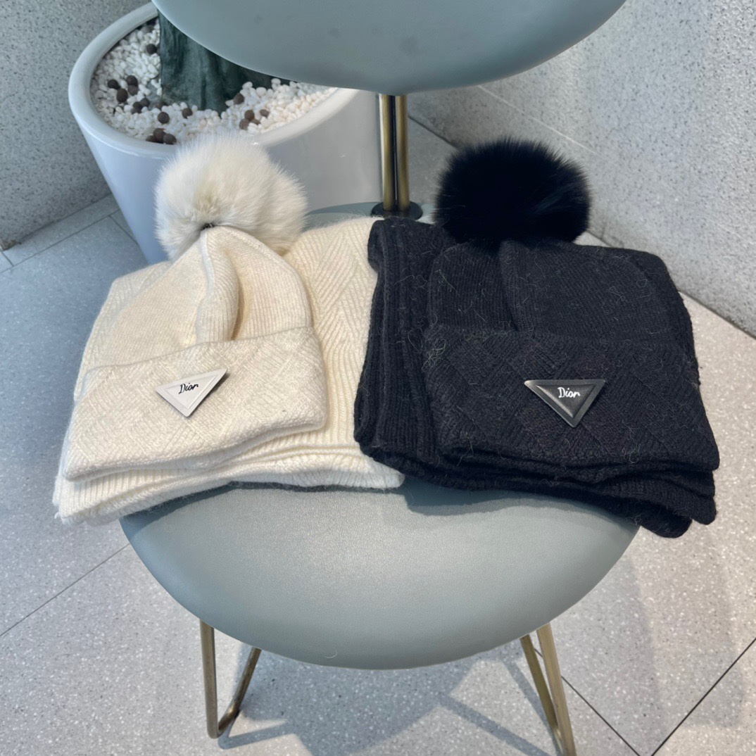 NO:216054,Dior original single hat scarf set with fox wool ball wool cashmere material is soft, delicate, warm, fashionable, simple and atmospheric, fashionable and versatile, hat, fisherman hat, baseball hat, knit hat, hat, dior, dior, espadrilles, hats19860909迪奥Dior原单帽子围巾套装配狐狸毛球 羊毛羊绒材质柔软细腻保暖又时尚简约大气,时尚百搭,帽子渔夫帽棒球帽针织帽,帽子,dior,dior,espadrilles,hats,hat