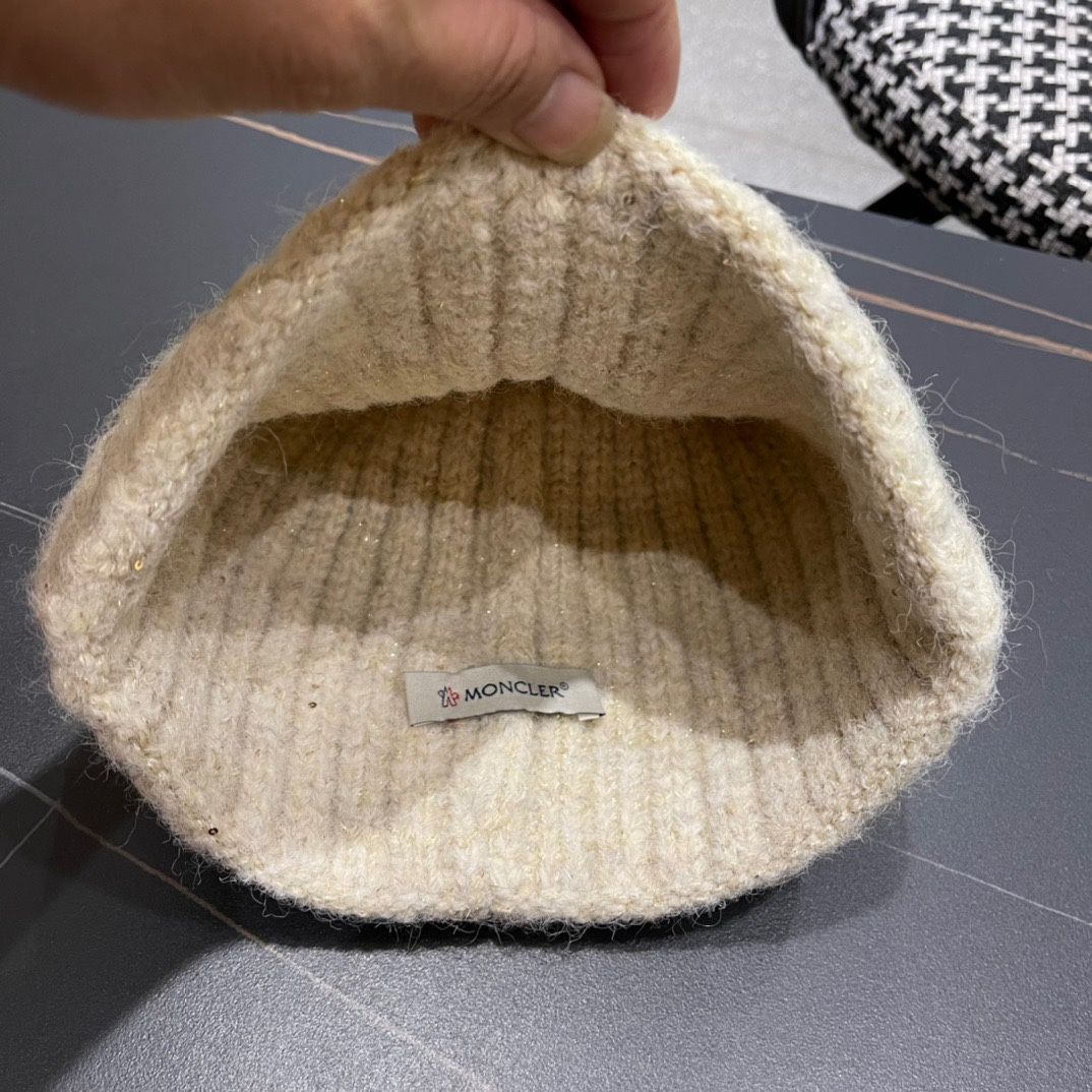 Moncler’s P116 Autumn Weasel 2024 Collection: Fur Hats and Sweaters Stand Out - 图片 2