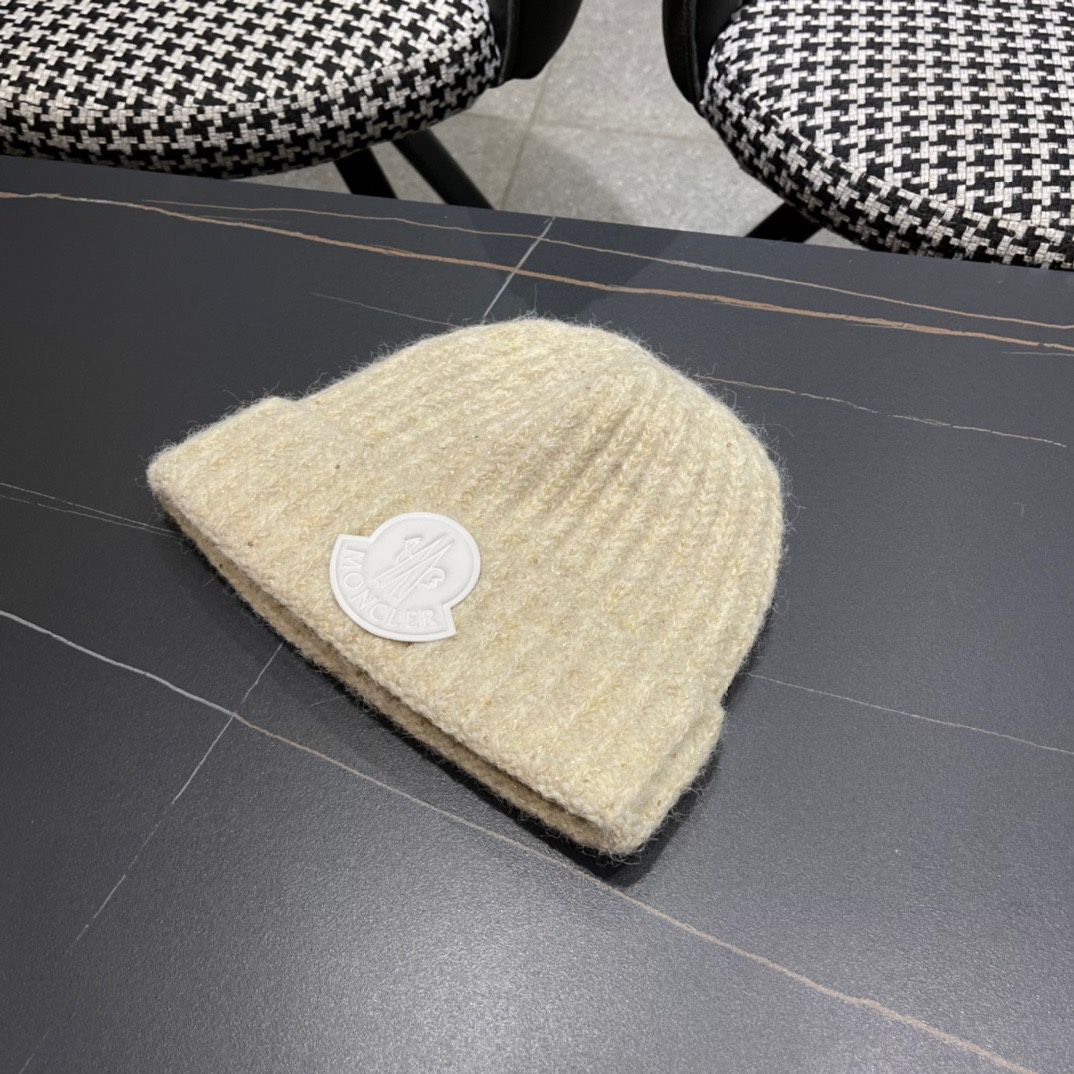 Moncler’s P116 Autumn Weasel 2024 Collection: Fur Hats and Sweaters Stand Out - 图片 9