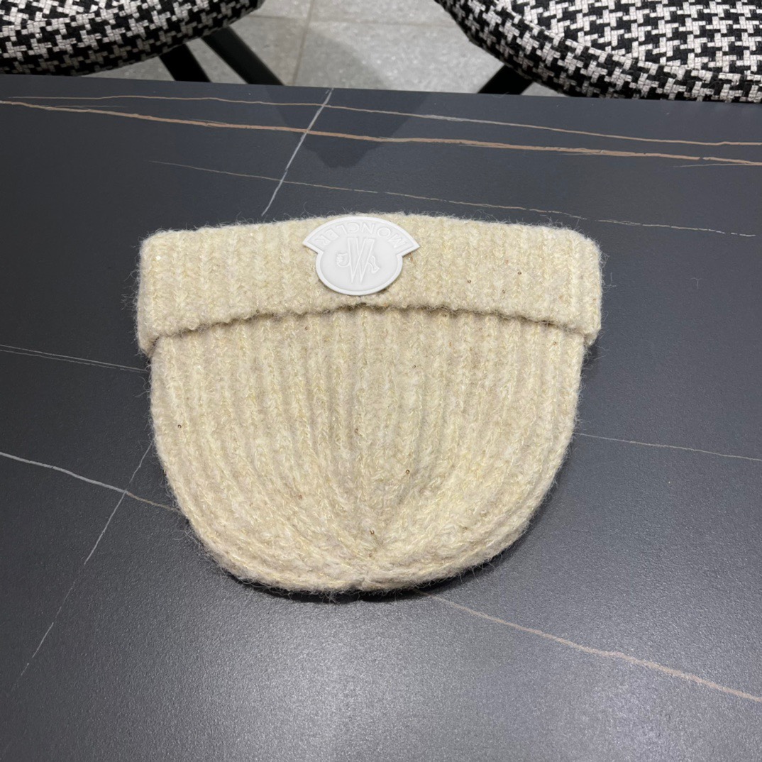 Moncler’s P116 Autumn Weasel 2024 Collection: Fur Hats and Sweaters Stand Out - 图片 7