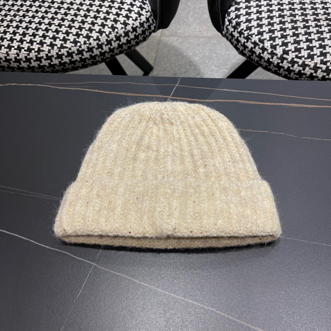 Moncler’s P116 Autumn Weasel 2024 Collection: Fur Hats and Sweaters Stand Out - 图片 6