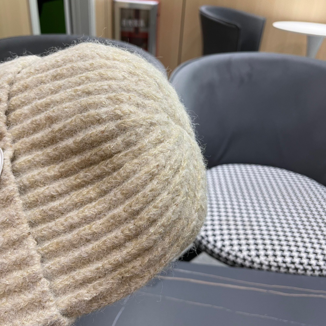 Moncler’s P116 Autumn Weasel 2024 Collection: Fur Hats and Sweaters Stand Out - 图片 3