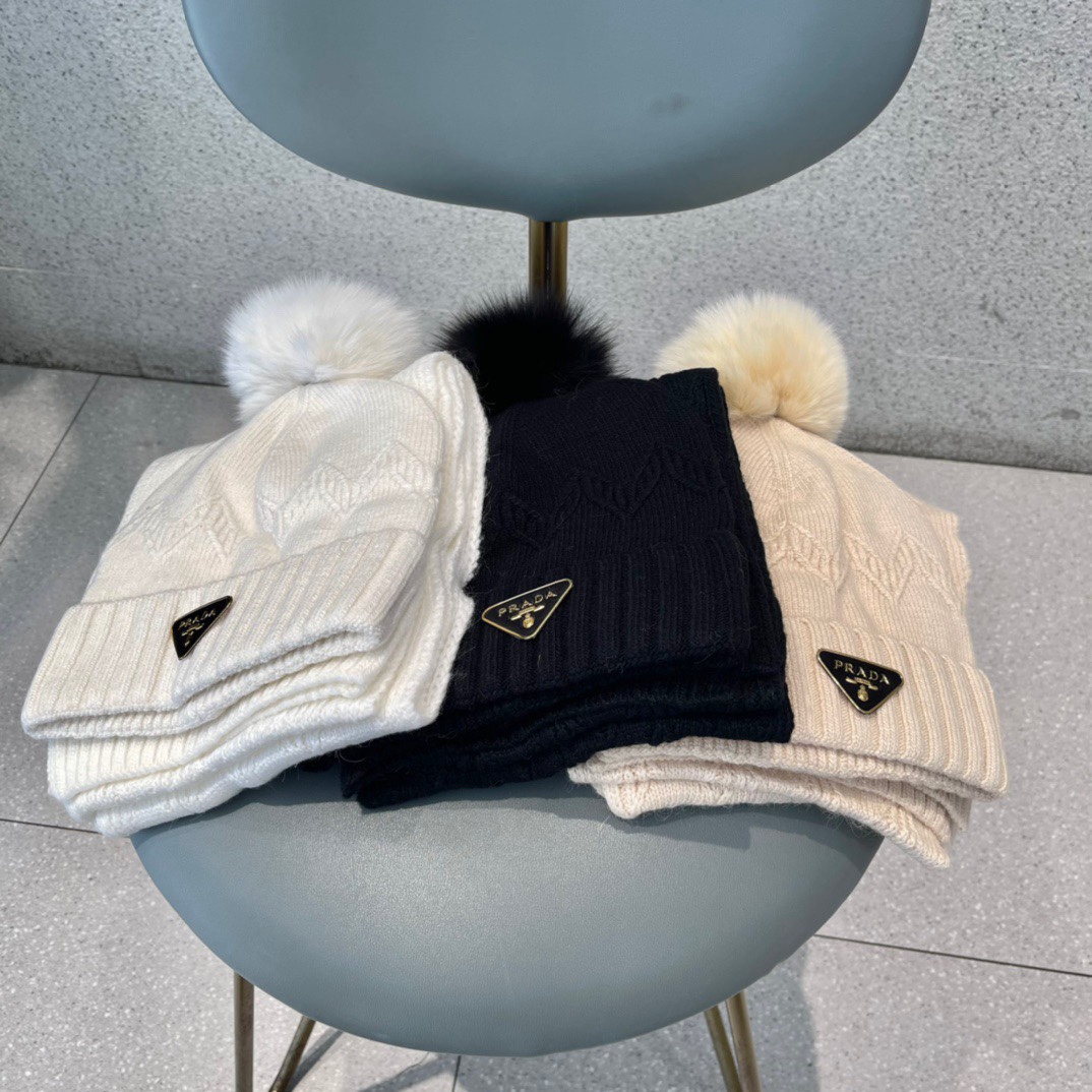 NO:215957,Prada two-piece PRADA hot hat scarf set warm and fashionable 70 cashmere 30 rabbit velvet real fox fur balls, long fox fur also adds warmth to a little [kiss] high-end quality, trendy online!  [Love] Both men and women are suitable for wearing [Love] versatile hats, fisherman hats, baseball hats, knit hats, hats, prada, prada, espadrilles, hats19860909普拉达两件套PRADA爆款帽子围巾套装保暖又时尚70羊绒30兔绒真狐狸毛球,长长的狐狸毛也增加保暖几分[亲亲]高端品质,潮流在线！[爱心]男女都适合配带[爱心]百搭款帽子渔夫帽棒球帽针织帽,帽子,prada,prada,espadrilles,hats,hat