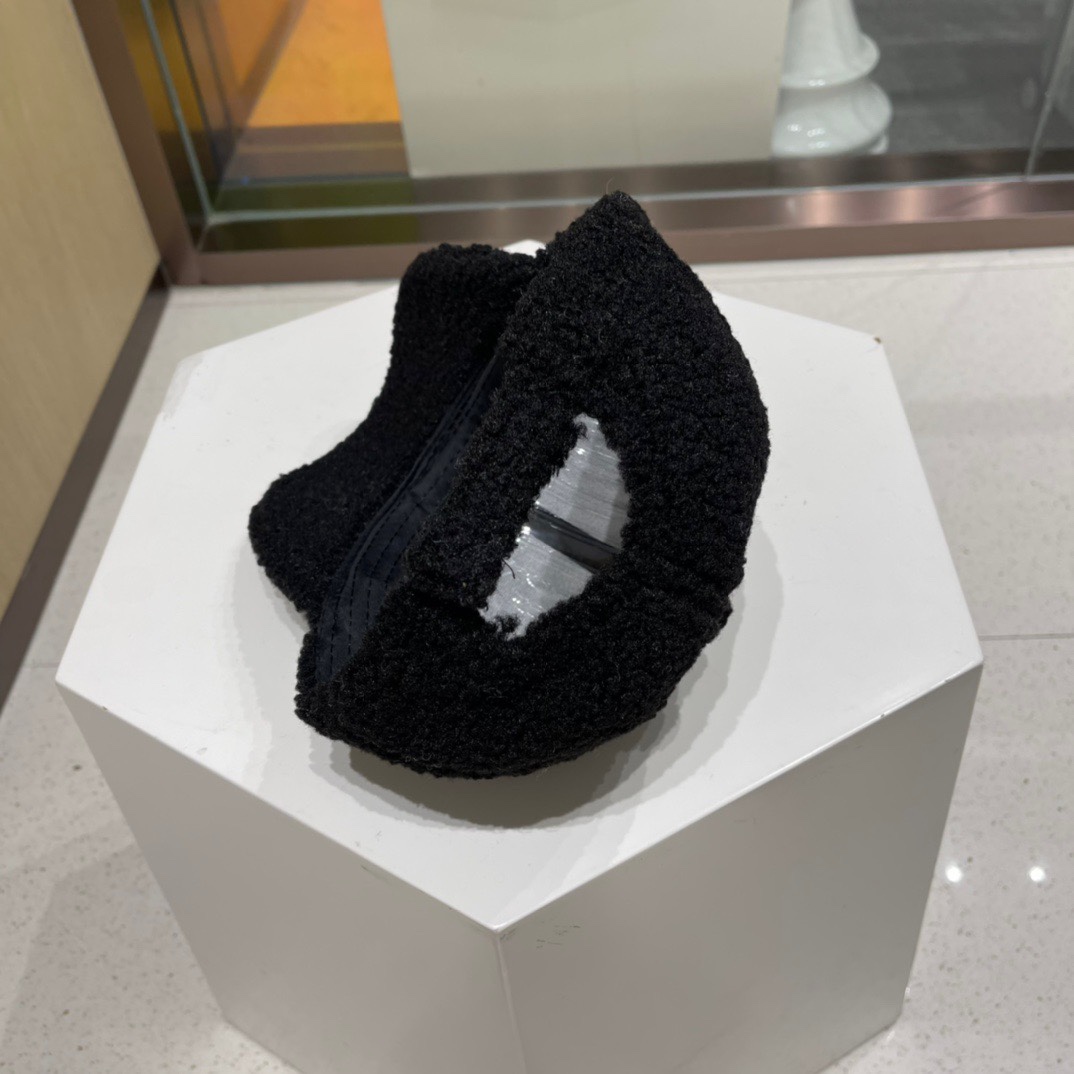 🧢Burberry 巴宝莉🧢 秋冬保暖可爱羊羔毛棒球帽棒帽～颜值担当#