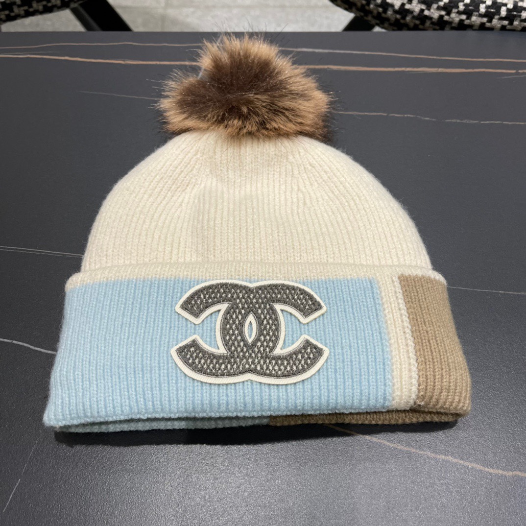  【CHANEL香奈儿】秋冬新款配毛球小香针织拼色毛线帽，大牌同款～秋冬穿搭必备