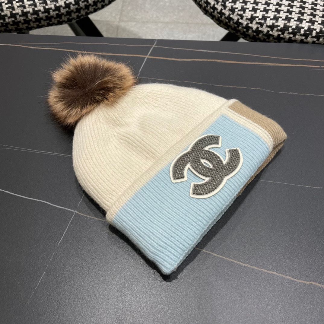  【CHANEL香奈儿】秋冬新款配毛球小香针织拼色毛线帽，大牌同款～秋冬穿搭必备