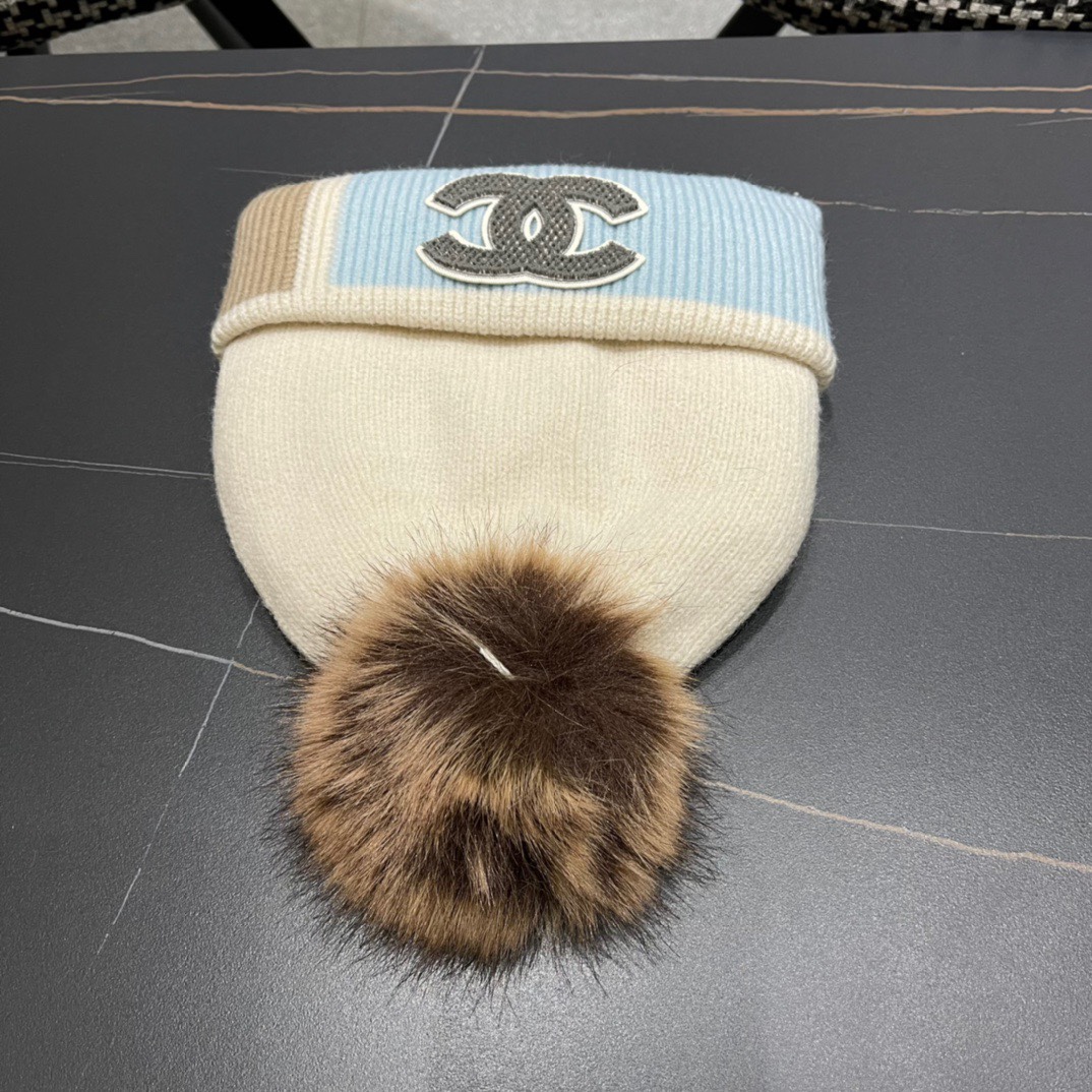  【CHANEL香奈儿】秋冬新款配毛球小香针织拼色毛线帽，大牌同款～秋冬穿搭必备