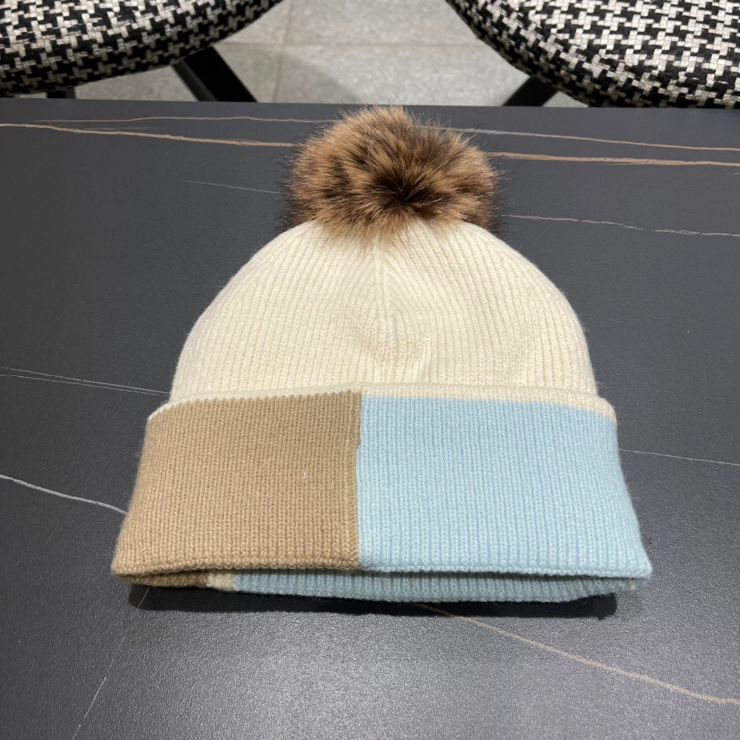  【CHANEL香奈儿】秋冬新款配毛球小香针织拼色毛线帽，大牌同款～秋冬穿搭必备