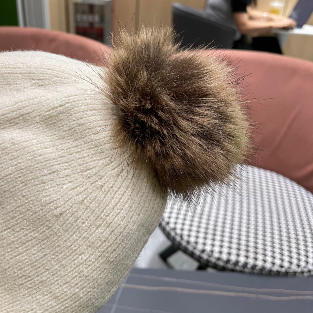  【CHANEL香奈儿】秋冬新款配毛球小香针织拼色毛线帽，大牌同款～秋冬穿搭必备