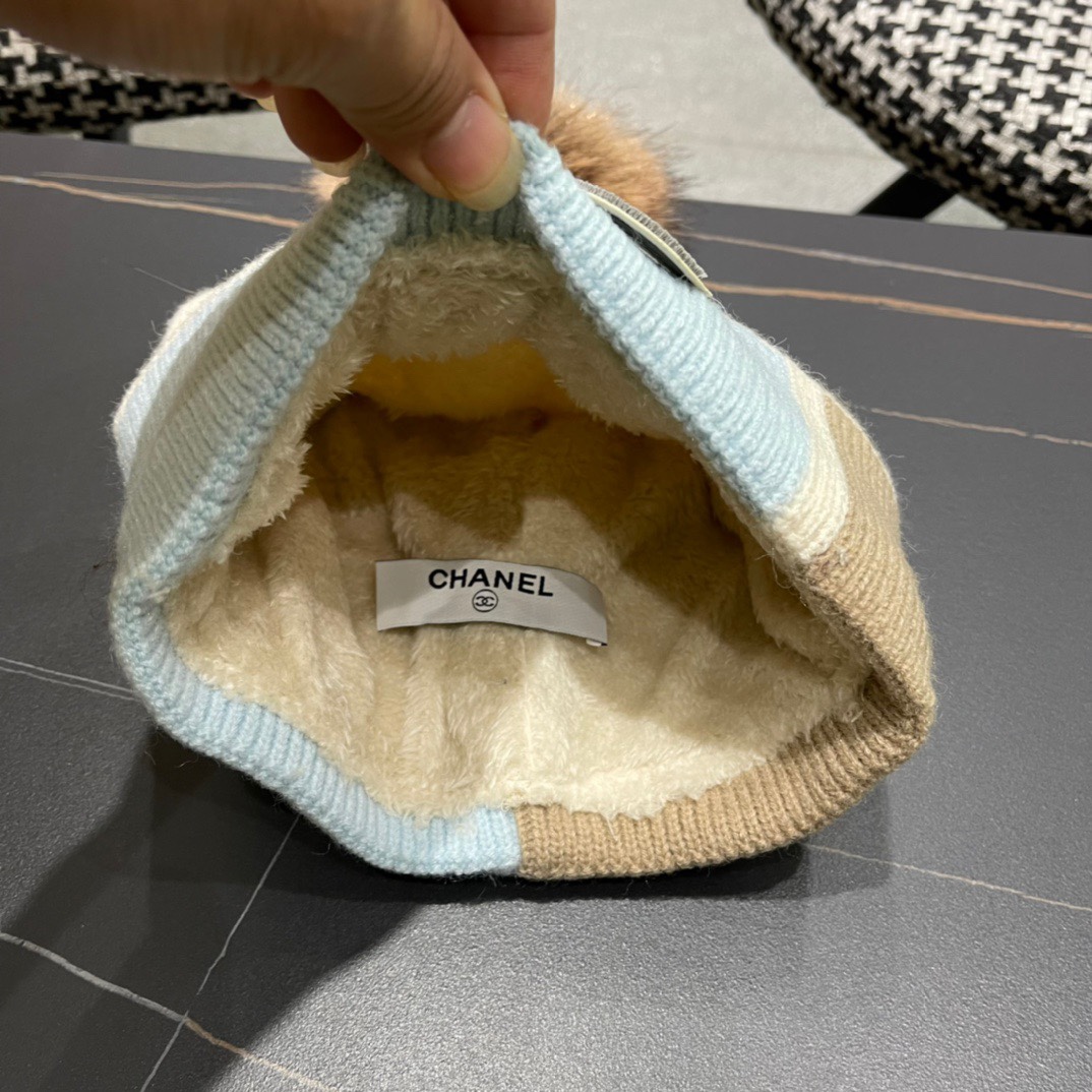  【CHANEL香奈儿】秋冬新款配毛球小香针织拼色毛线帽，大牌同款～秋冬穿搭必备