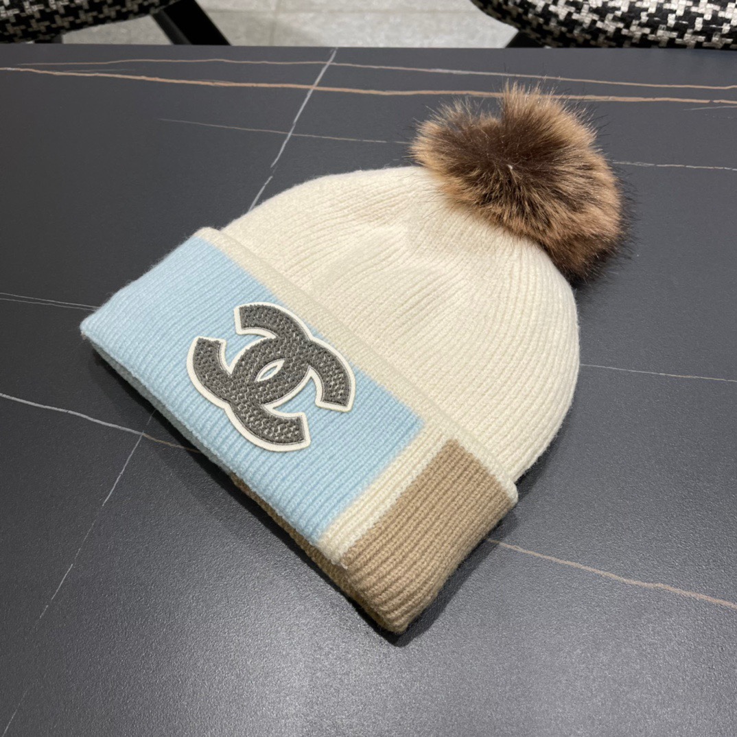  【CHANEL香奈儿】秋冬新款配毛球小香针织拼色毛线帽，大牌同款～秋冬穿搭必备