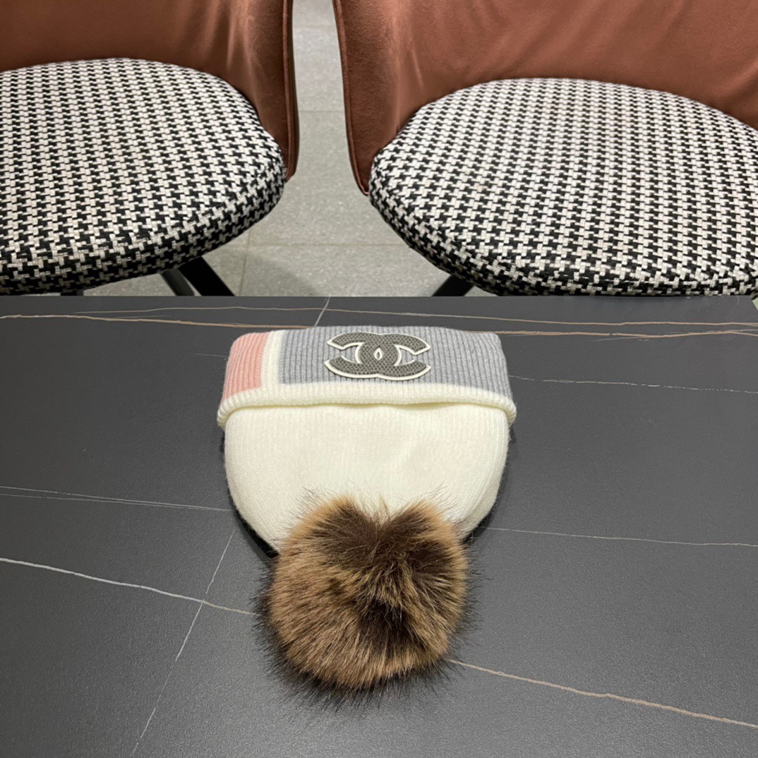  【CHANEL香奈儿】秋冬新款配毛球小香针织拼色毛线帽，大牌同款～秋冬穿搭必备