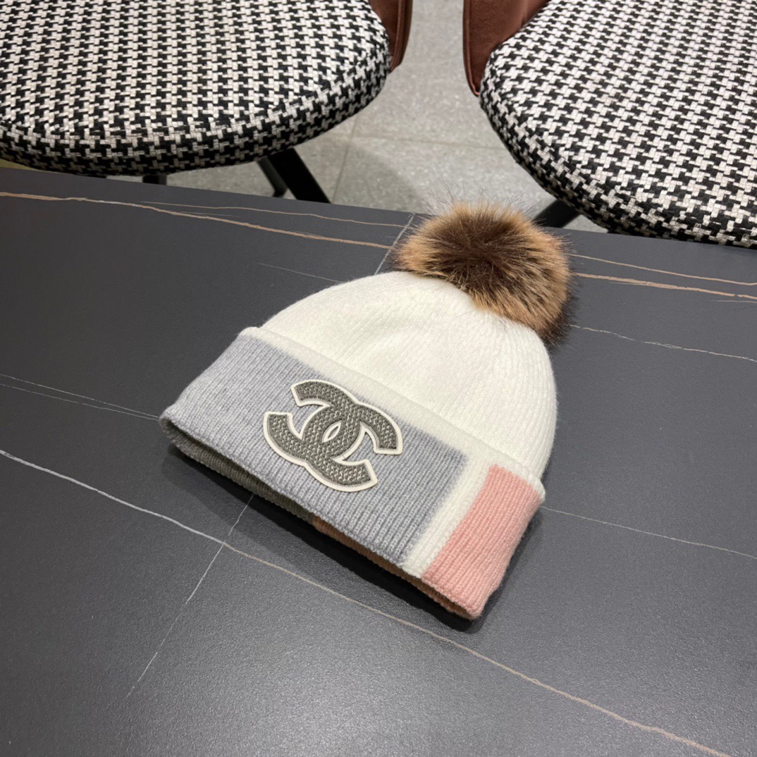  【CHANEL香奈儿】秋冬新款配毛球小香针织拼色毛线帽，大牌同款～秋冬穿搭必备