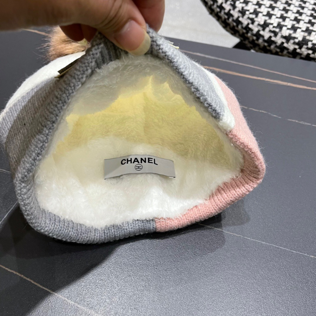  【CHANEL香奈儿】秋冬新款配毛球小香针织拼色毛线帽，大牌同款～秋冬穿搭必备