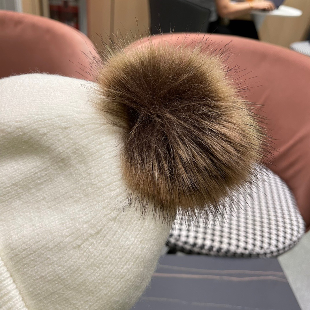  【CHANEL香奈儿】秋冬新款配毛球小香针织拼色毛线帽，大牌同款～秋冬穿搭必备