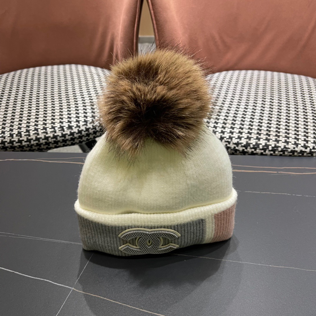  【CHANEL香奈儿】秋冬新款配毛球小香针织拼色毛线帽，大牌同款～秋冬穿搭必备