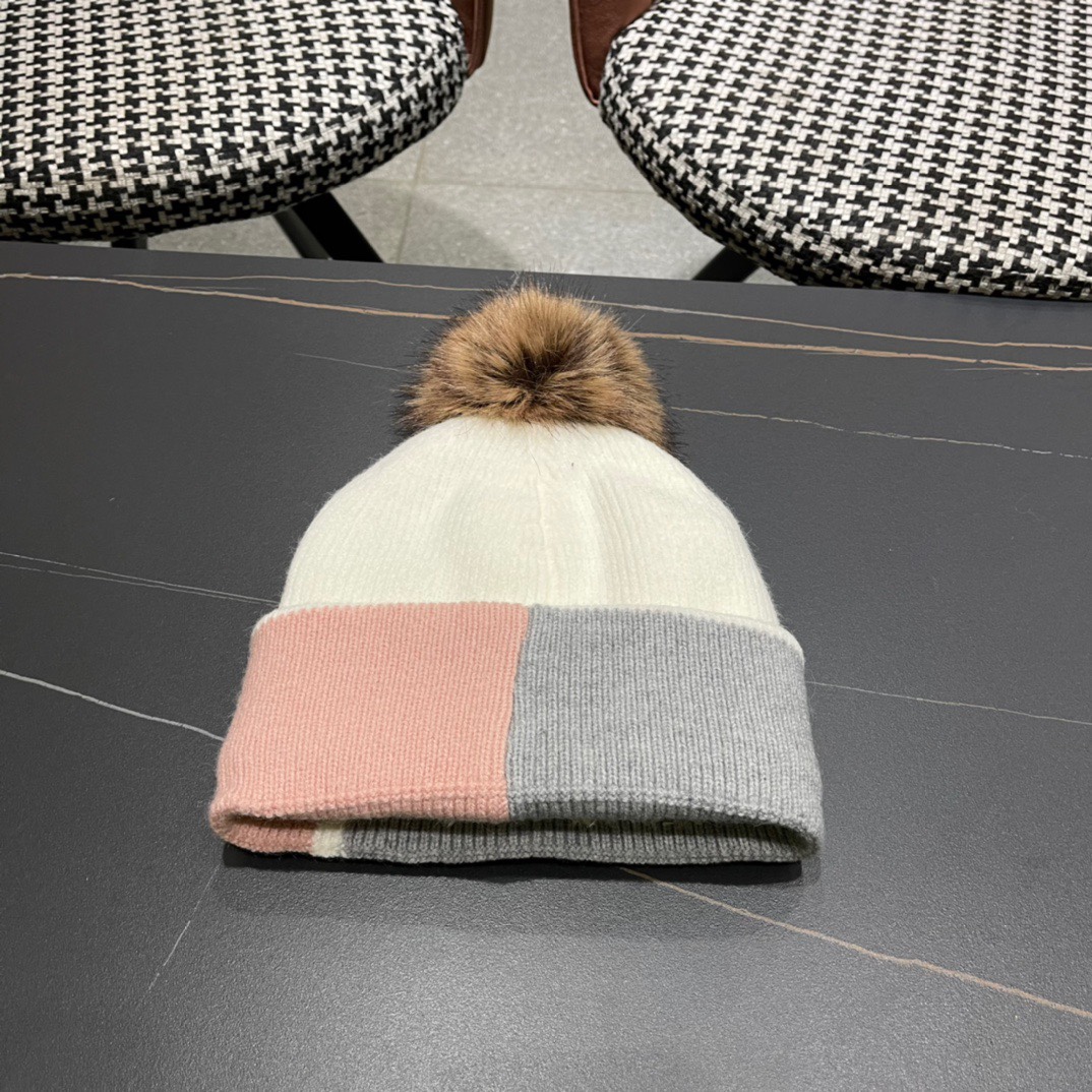  【CHANEL香奈儿】秋冬新款配毛球小香针织拼色毛线帽，大牌同款～秋冬穿搭必备