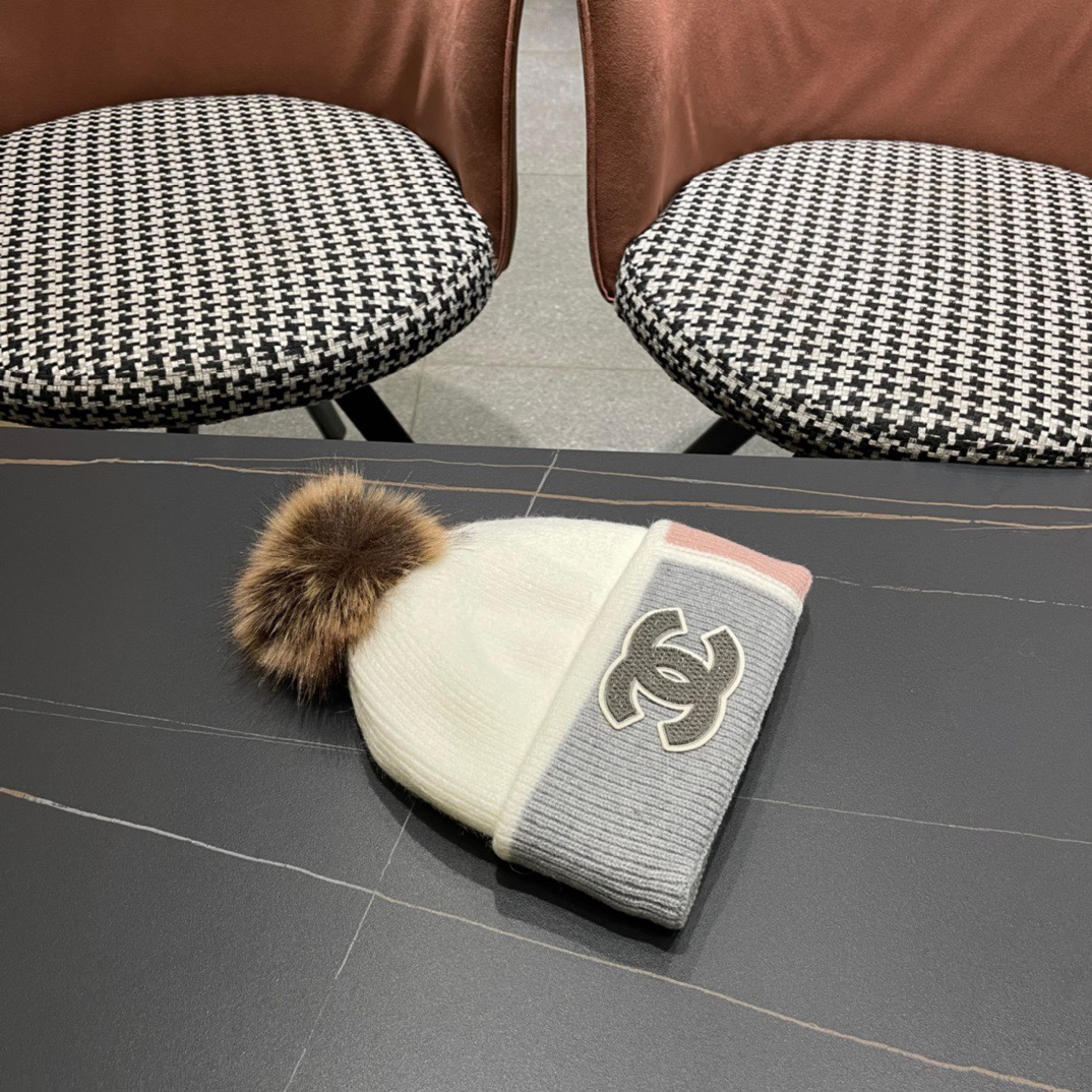  【CHANEL香奈儿】秋冬新款配毛球小香针织拼色毛线帽，大牌同款～秋冬穿搭必备