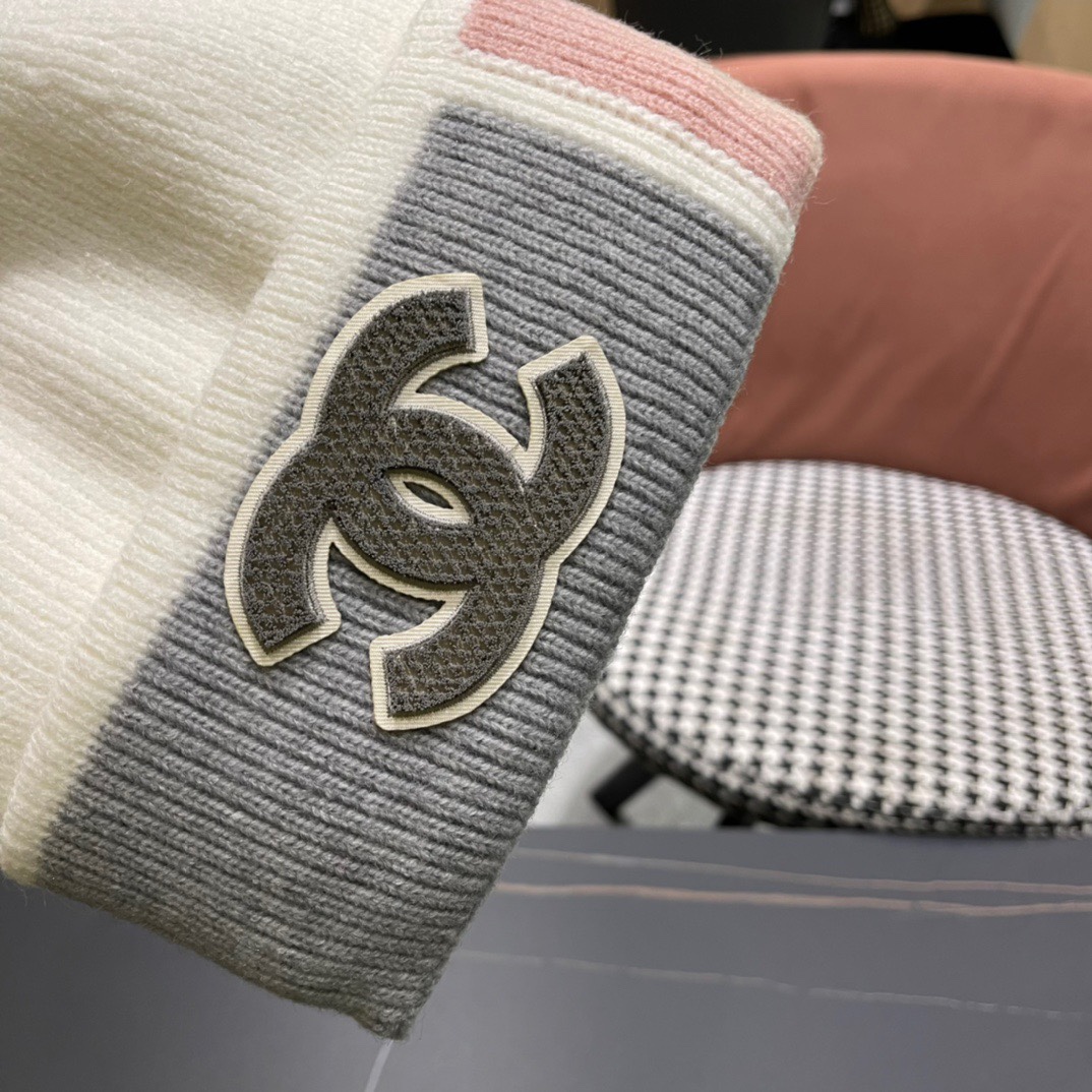  【CHANEL香奈儿】秋冬新款配毛球小香针织拼色毛线帽，大牌同款～秋冬穿搭必备