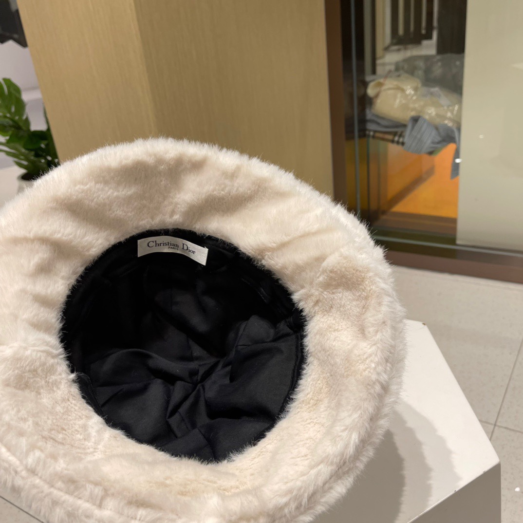 DIOR迪奥 毛茸茸渔夫帽冬天可爱小熊耳朵毛毛绒绒秋冬季百搭盆帽帽子冬款女