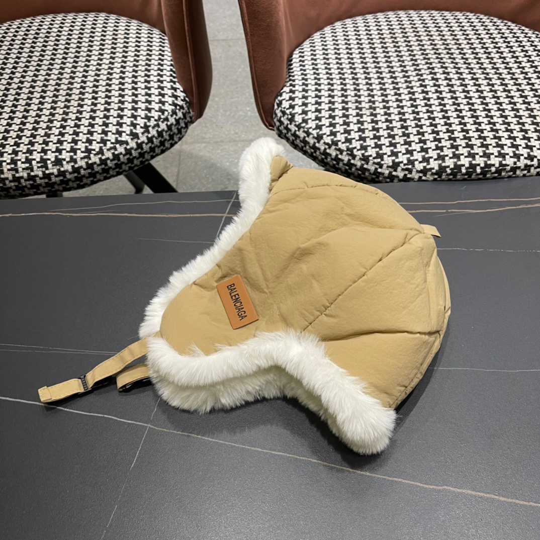 。Balenciaga 巴黎世家logo 新款羽绒雷锋帽，秋冬保暖必备神器 简单保暖