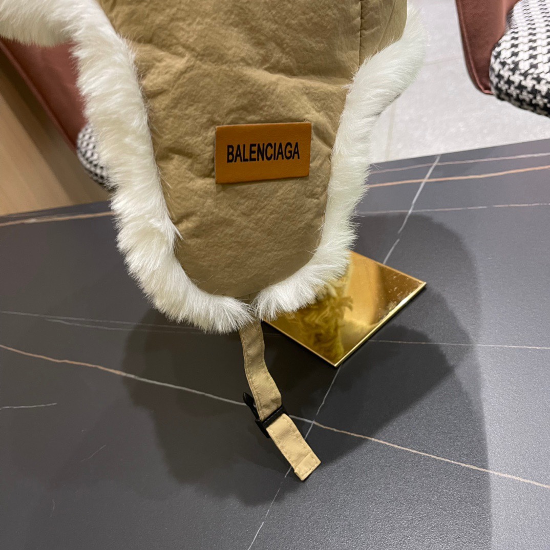 。Balenciaga 巴黎世家logo 新款羽绒雷锋帽，秋冬保暖必备神器 简单保暖