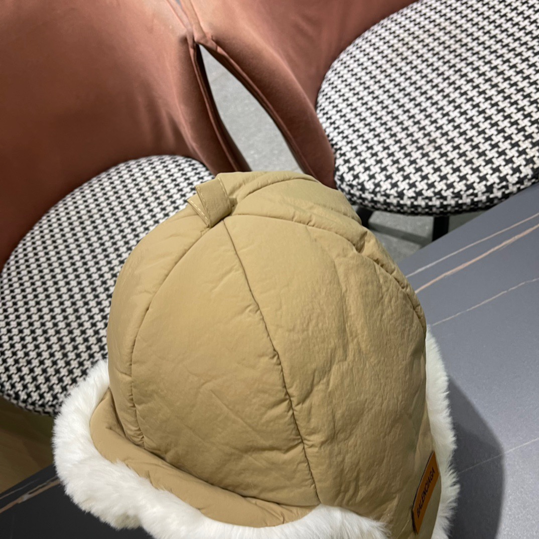 。Balenciaga 巴黎世家logo 新款羽绒雷锋帽，秋冬保暖必备神器 简单保暖