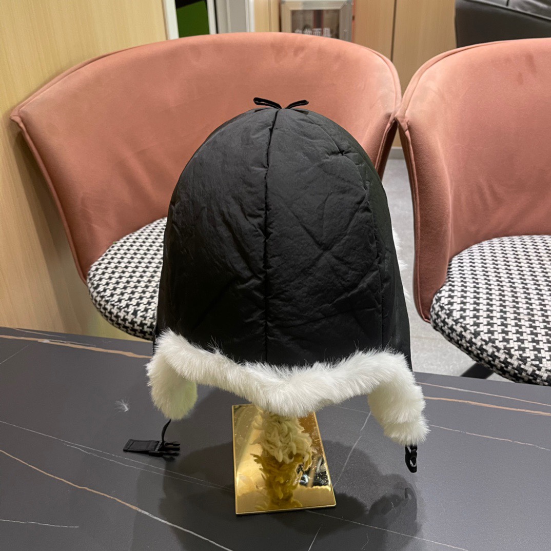 。Balenciaga 巴黎世家logo 新款羽绒雷锋帽，秋冬保暖必备神器 简单保暖