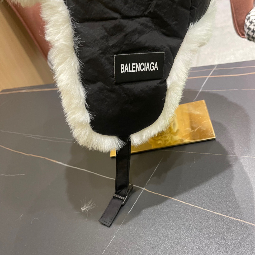 。Balenciaga 巴黎世家logo 新款羽绒雷锋帽，秋冬保暖必备神器 简单保暖