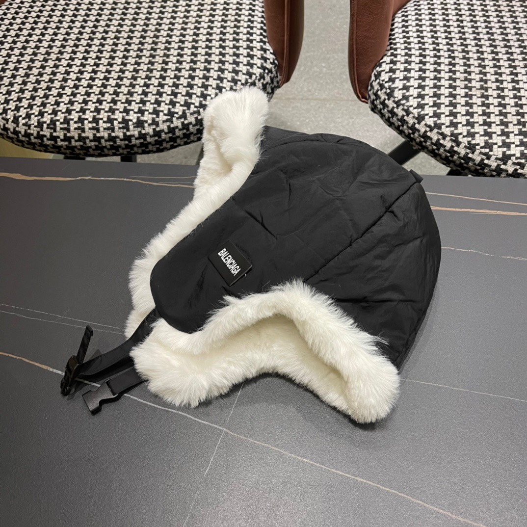 。Balenciaga 巴黎世家logo 新款羽绒雷锋帽，秋冬保暖必备神器 简单保暖
