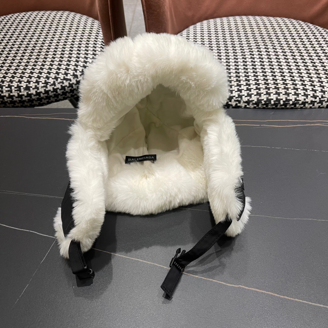 。Balenciaga 巴黎世家logo 新款羽绒雷锋帽，秋冬保暖必备神器 简单保暖