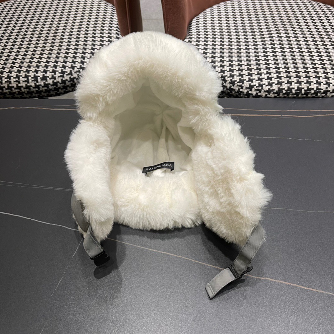 。Balenciaga 巴黎世家logo 新款羽绒雷锋帽，秋冬保暖必备神器 简单保暖