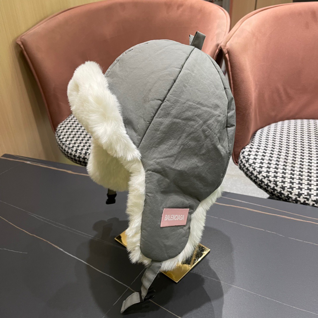 。Balenciaga 巴黎世家logo 新款羽绒雷锋帽，秋冬保暖必备神器 简单保暖