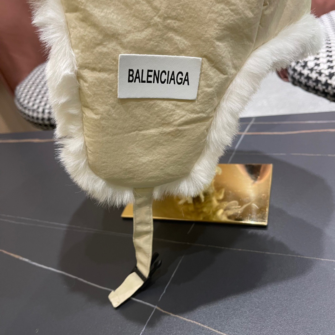 。Balenciaga 巴黎世家logo 新款羽绒雷锋帽，秋冬保暖必备神器 简单保暖
