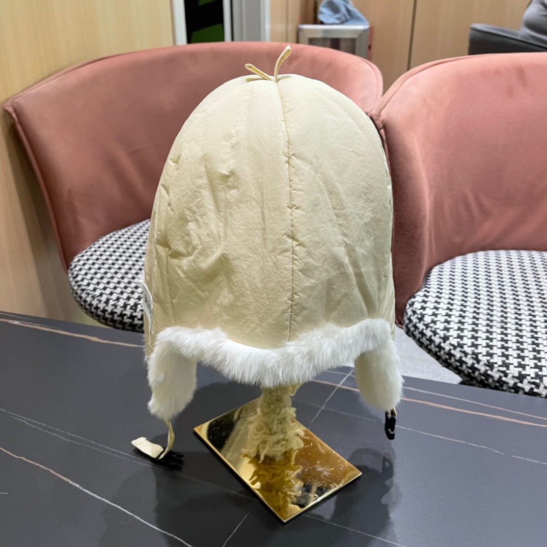 。Balenciaga 巴黎世家logo 新款羽绒雷锋帽，秋冬保暖必备神器 简单保暖