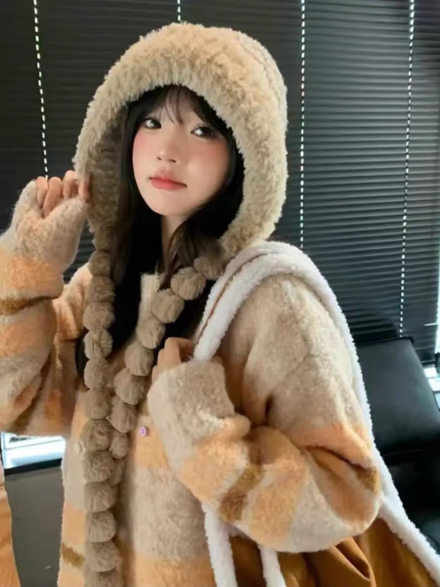 NO:216894,Prada Prada's new velvet thickened ear protection Lei Feng hat, ear protection hat, super popular!  The details are exquisite, classic style ~ super good match with hat, fisherman's hat, baseball hat, knit hat, hat, prada, prada, espadrilles, hats19860909普拉达Prada新款加绒加厚护耳雷锋帽,护耳帽,超火！细节做工都很精致,经典款～超好搭配帽子渔夫帽棒球帽针织帽,帽子,prada,prada,espadrilles,hats,hat