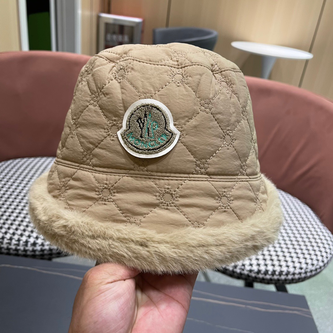  MONCLER蒙口🎩秋新款羽绒毛绒加厚高品质秋冬渔夫帽超火爆💖质感很赞，出街超好搭配！