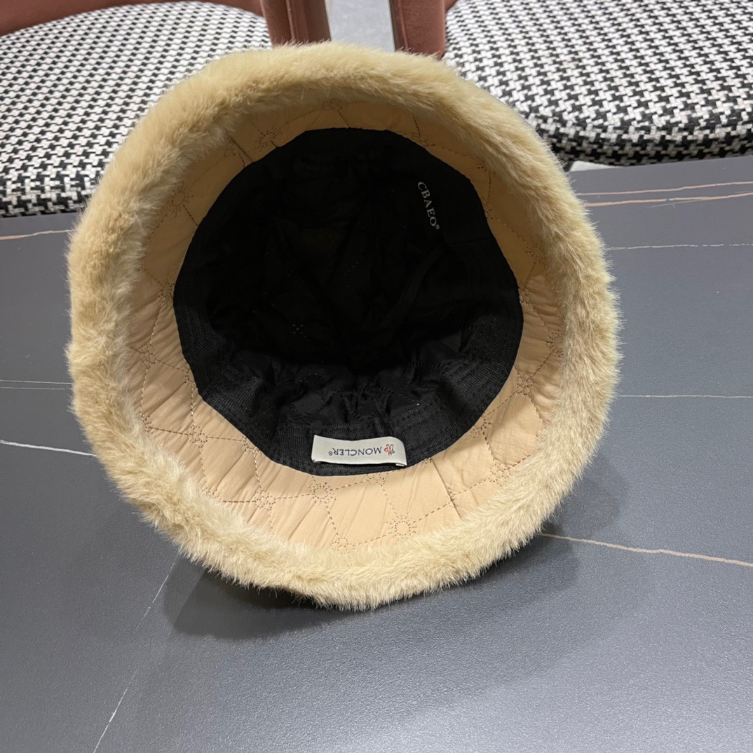  MONCLER蒙口🎩秋新款羽绒毛绒加厚高品质秋冬渔夫帽超火爆💖质感很赞，出街超好搭配！