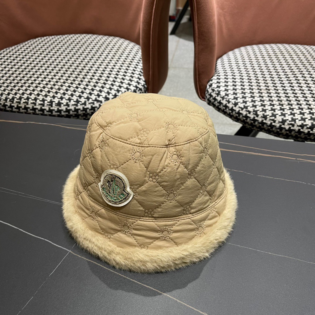  MONCLER蒙口🎩秋新款羽绒毛绒加厚高品质秋冬渔夫帽超火爆💖质感很赞，出街超好搭配！