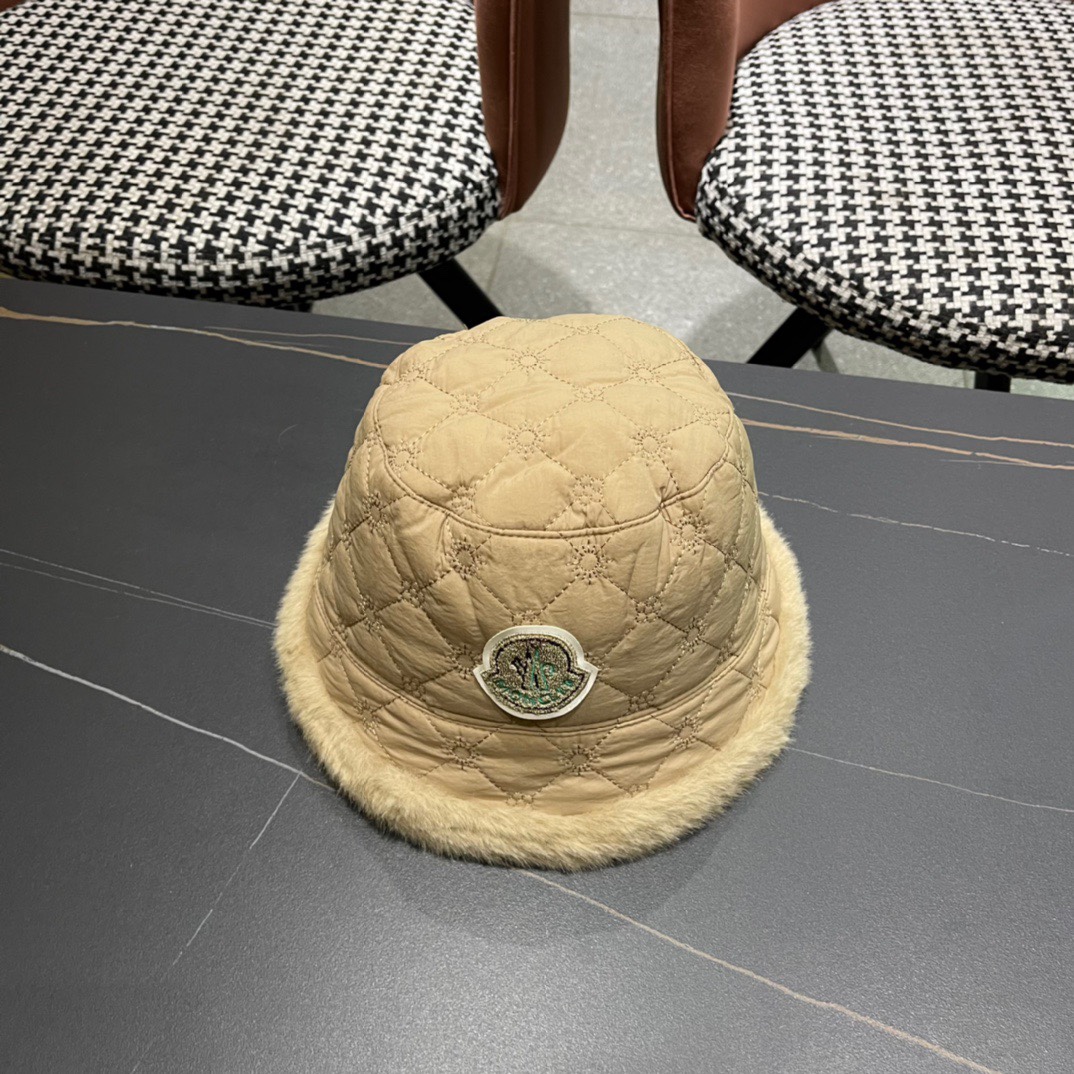  MONCLER蒙口🎩秋新款羽绒毛绒加厚高品质秋冬渔夫帽超火爆💖质感很赞，出街超好搭配！