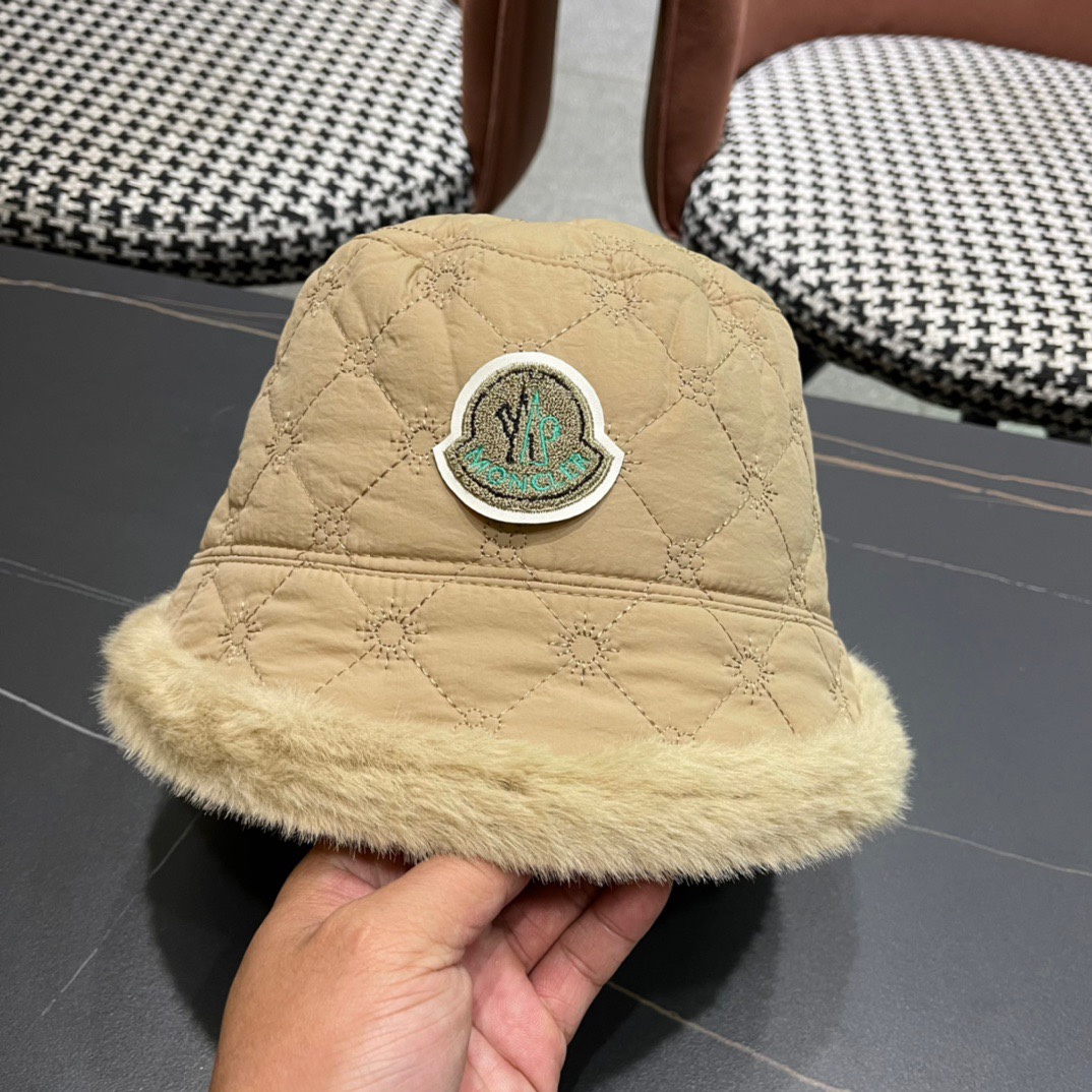  MONCLER蒙口🎩秋新款羽绒毛绒加厚高品质秋冬渔夫帽超火爆💖质感很赞，出街超好搭配！