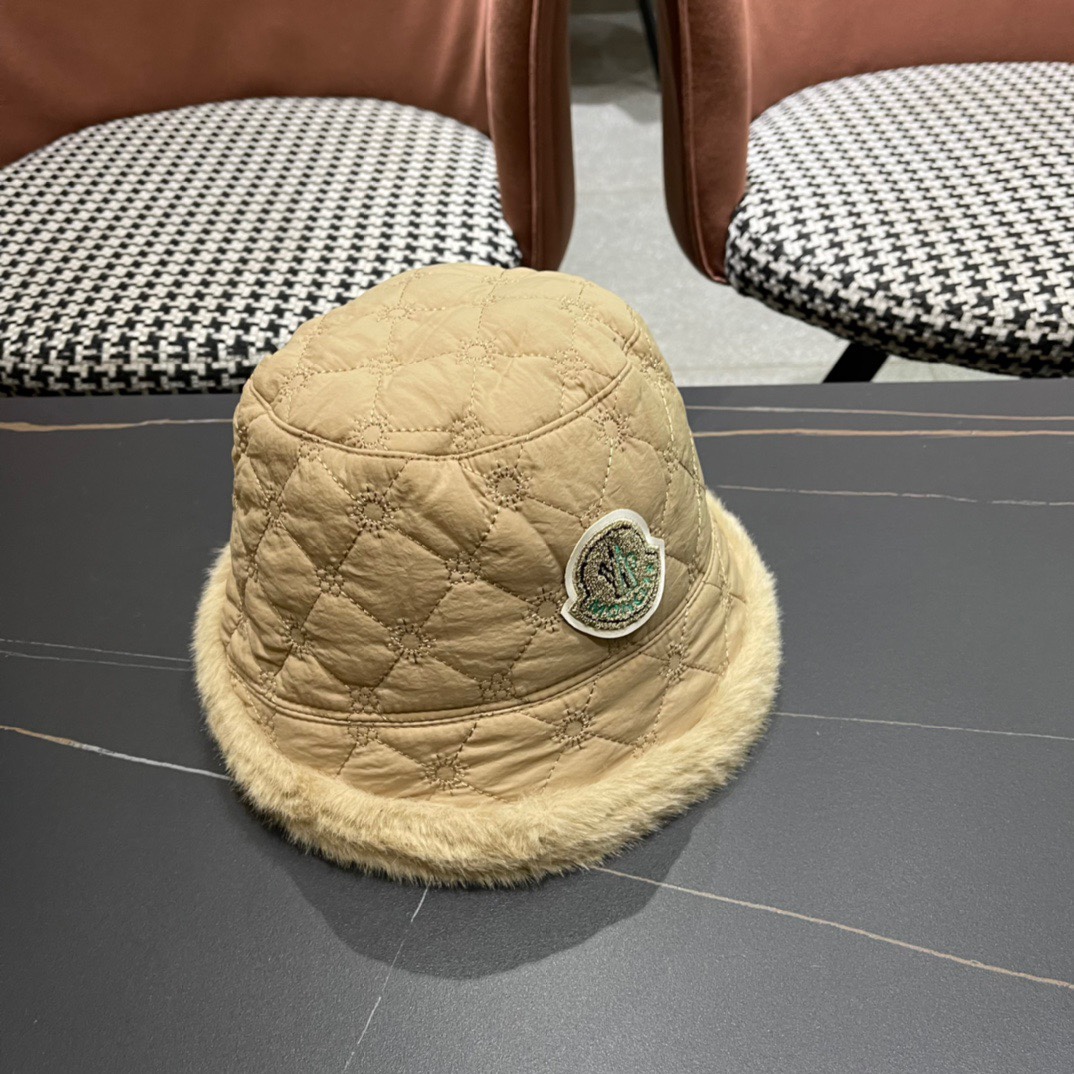  MONCLER蒙口🎩秋新款羽绒毛绒加厚高品质秋冬渔夫帽超火爆💖质感很赞，出街超好搭配！